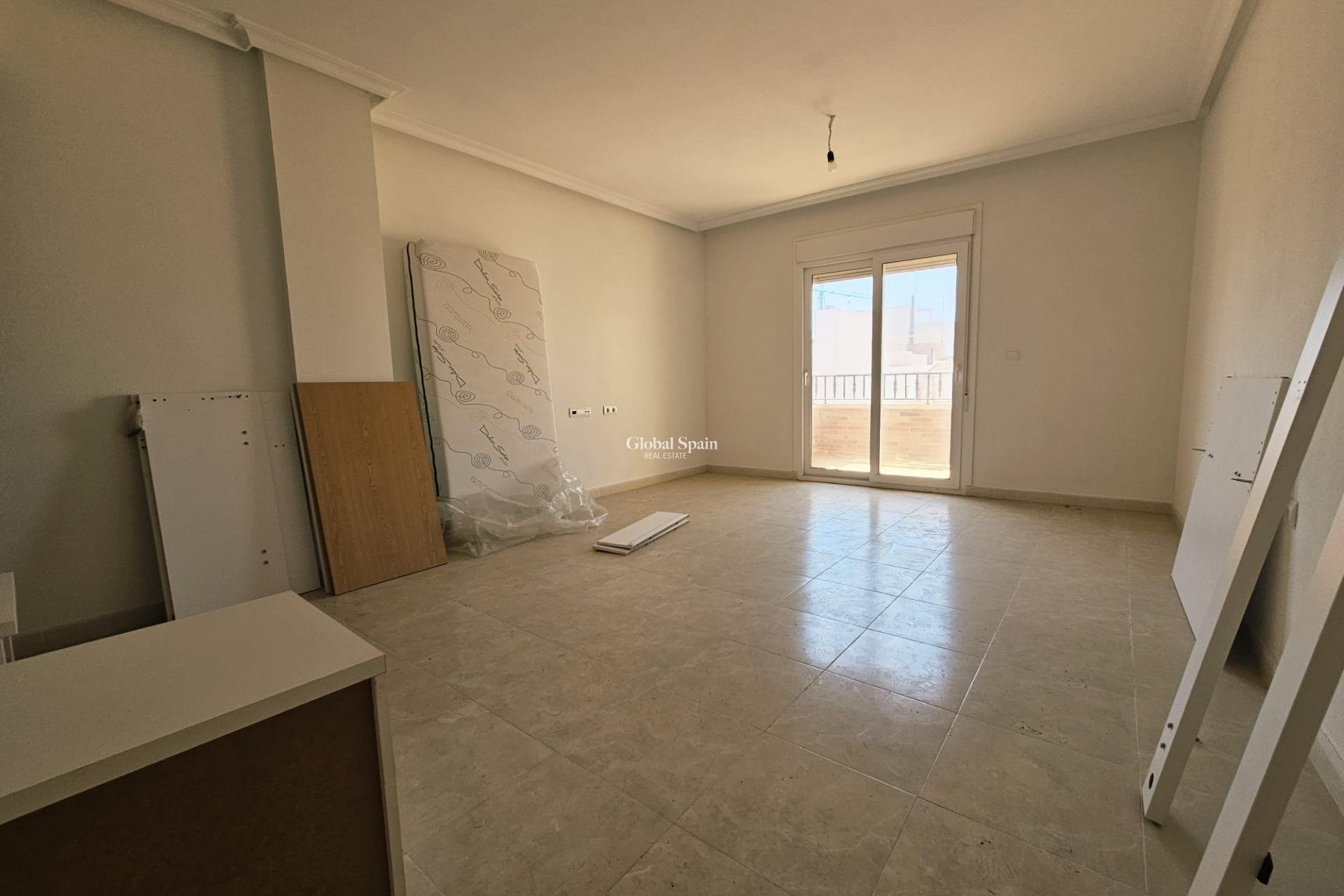 Revente - APPARTEMENT -
TORREVIEJA - Torrevieja