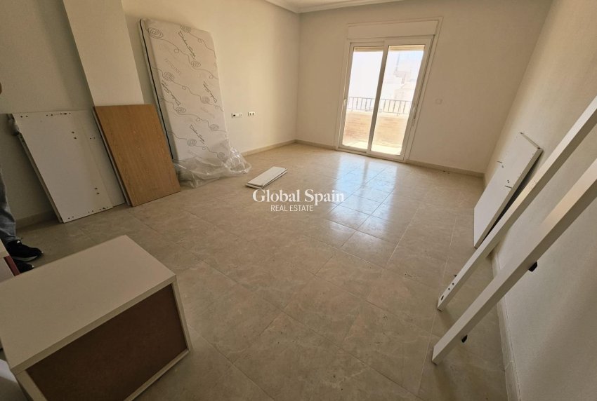 Revente - APPARTEMENT -
TORREVIEJA - Torrevieja