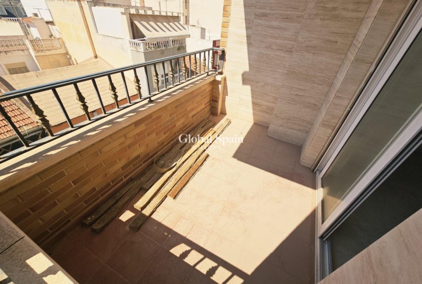 Revente - APPARTEMENT -
TORREVIEJA - Torrevieja