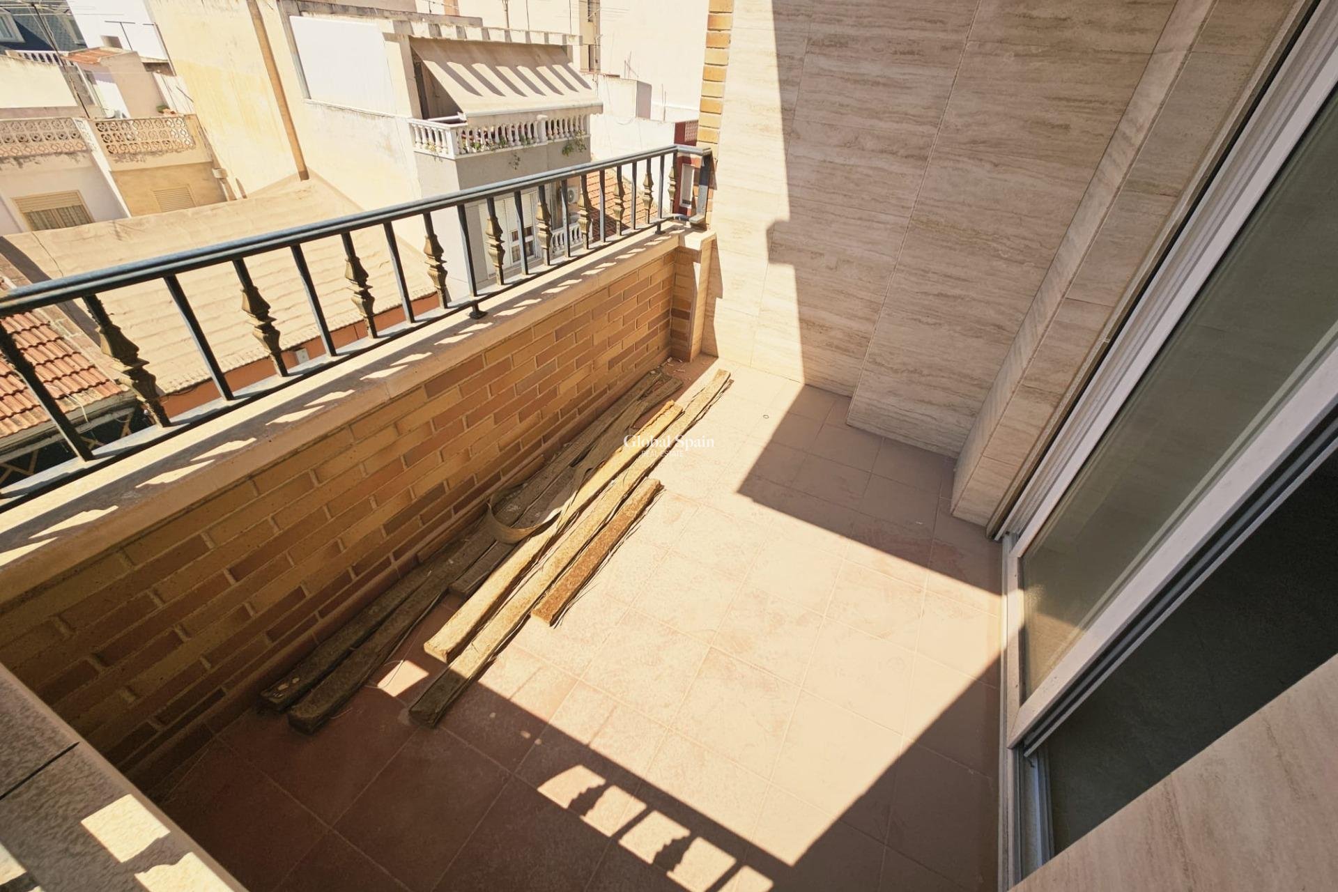 Revente - APPARTEMENT -
TORREVIEJA - Torrevieja