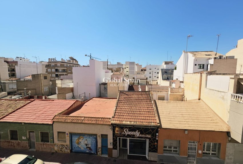 Revente - APPARTEMENT -
TORREVIEJA - Torrevieja