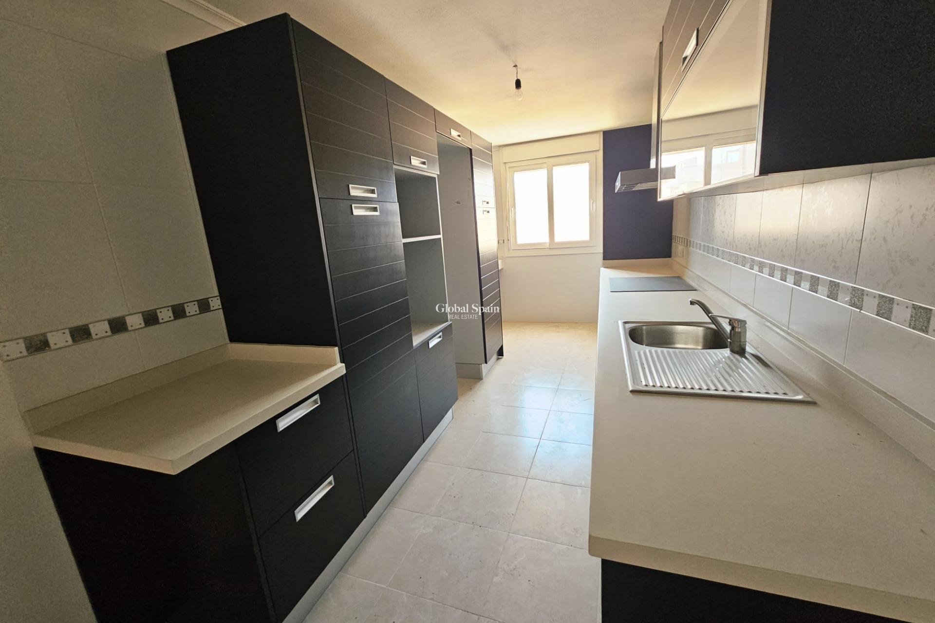 Revente - APPARTEMENT -
TORREVIEJA - Torrevieja