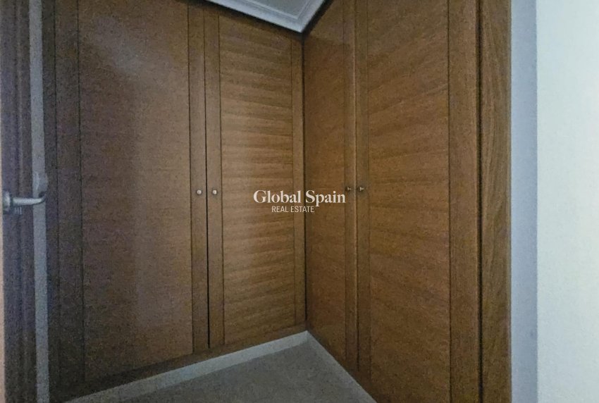 Revente - APPARTEMENT -
TORREVIEJA - Torrevieja