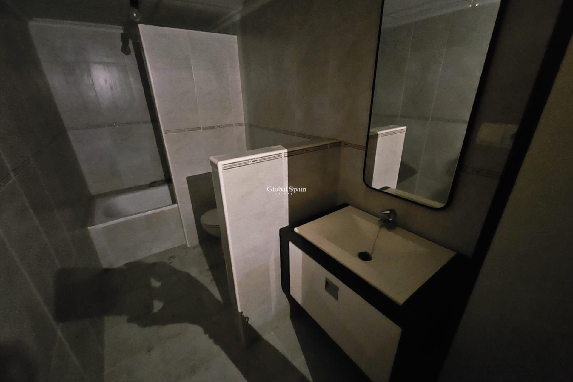 Revente - APPARTEMENT -
TORREVIEJA - Torrevieja