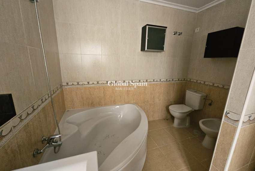 Revente - APPARTEMENT -
TORREVIEJA - Torrevieja