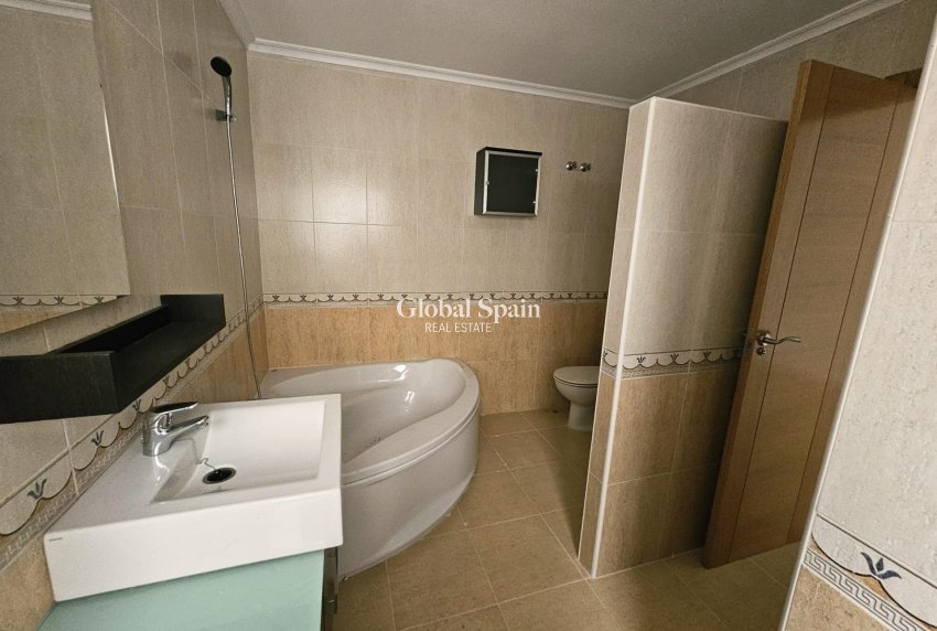 Revente - APPARTEMENT -
TORREVIEJA - Torrevieja