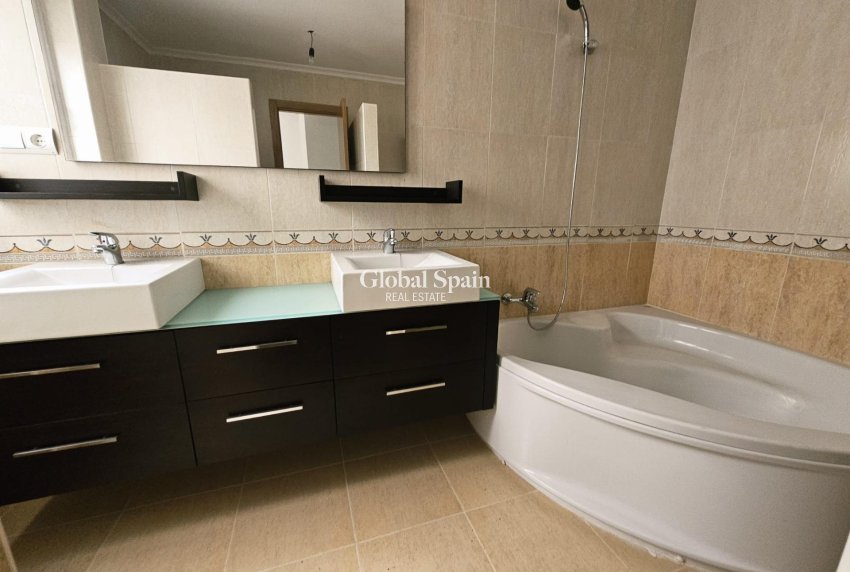 Revente - APPARTEMENT -
TORREVIEJA - Torrevieja