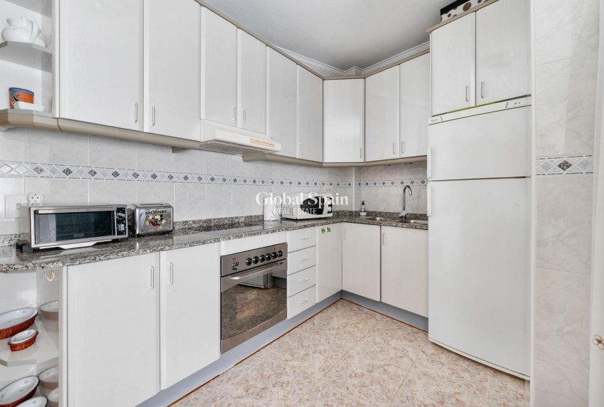 Revente - APPARTEMENT -
TORREVIEJA - Torrevieja