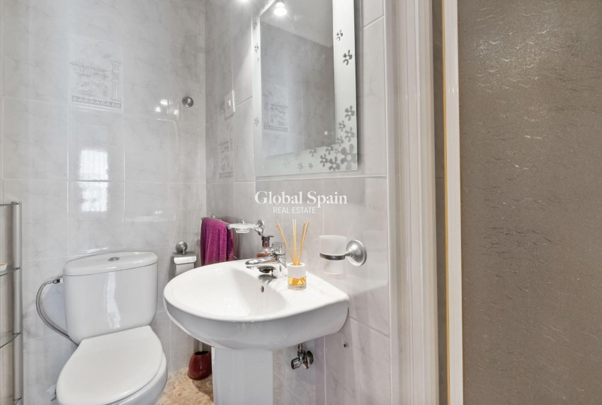 Revente - APPARTEMENT -
TORREVIEJA - Torrevieja