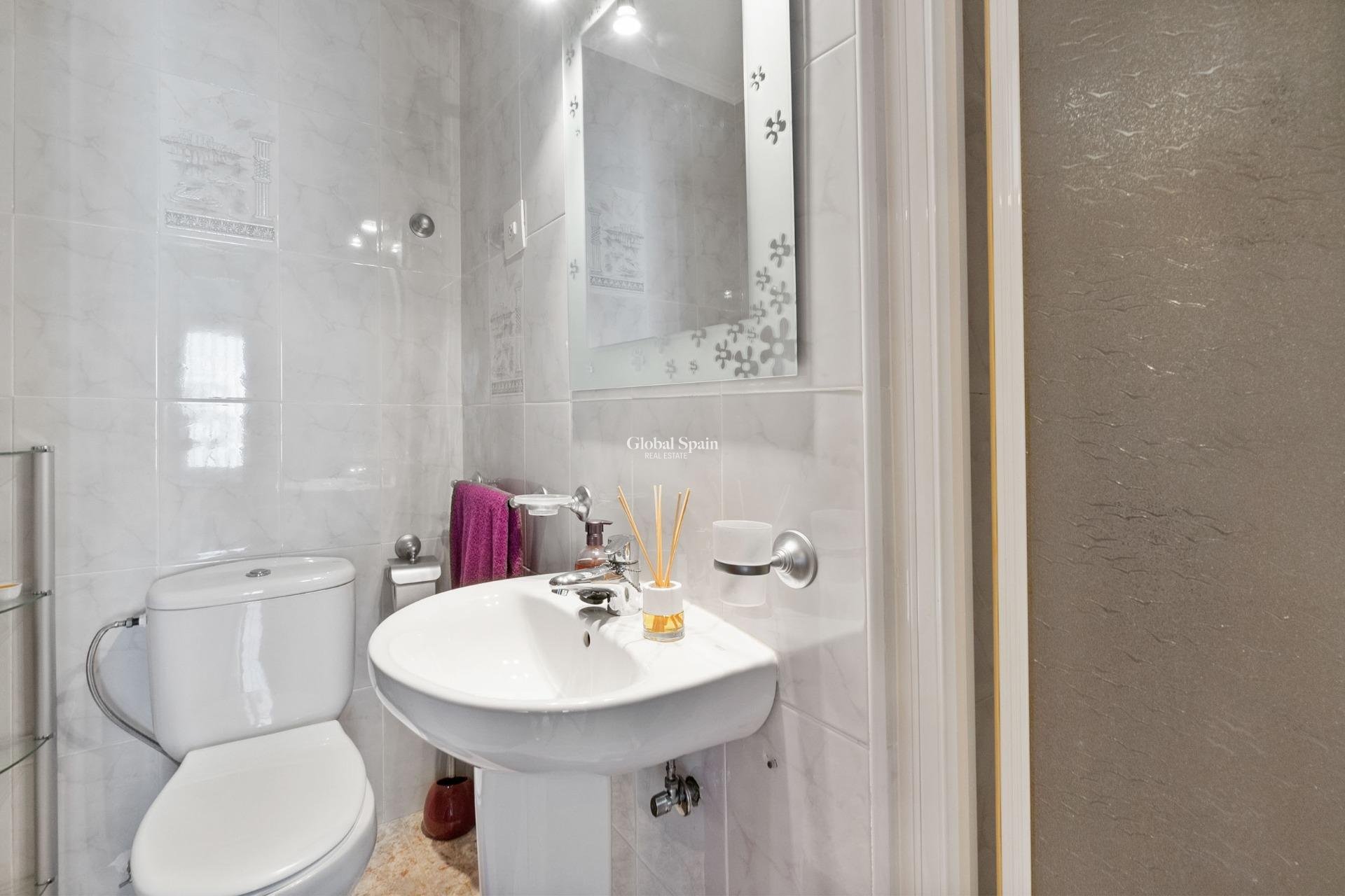 Revente - APPARTEMENT -
TORREVIEJA - Torrevieja