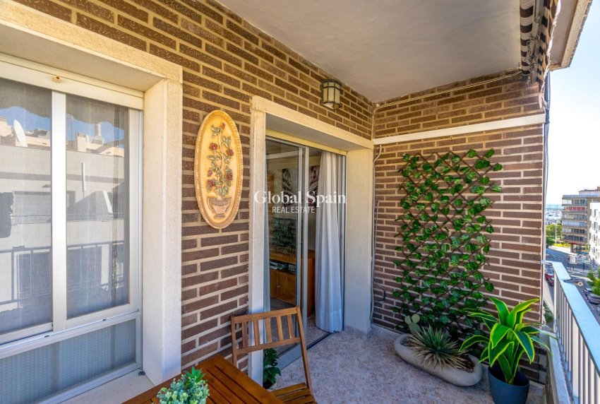 Revente - APPARTEMENT -
TORREVIEJA - Torrevieja