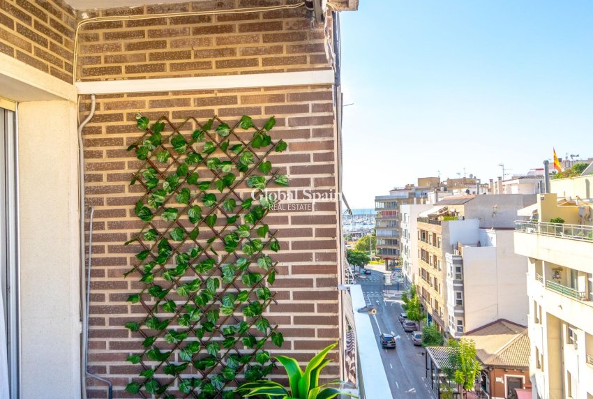 Revente - APPARTEMENT -
TORREVIEJA - Torrevieja