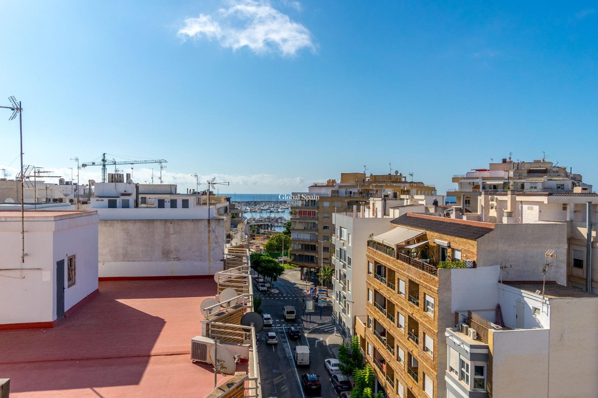 Revente - APPARTEMENT -
TORREVIEJA - Torrevieja