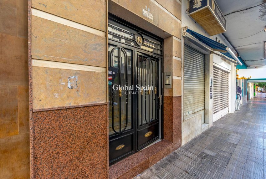 Revente - APPARTEMENT -
TORREVIEJA - Torrevieja