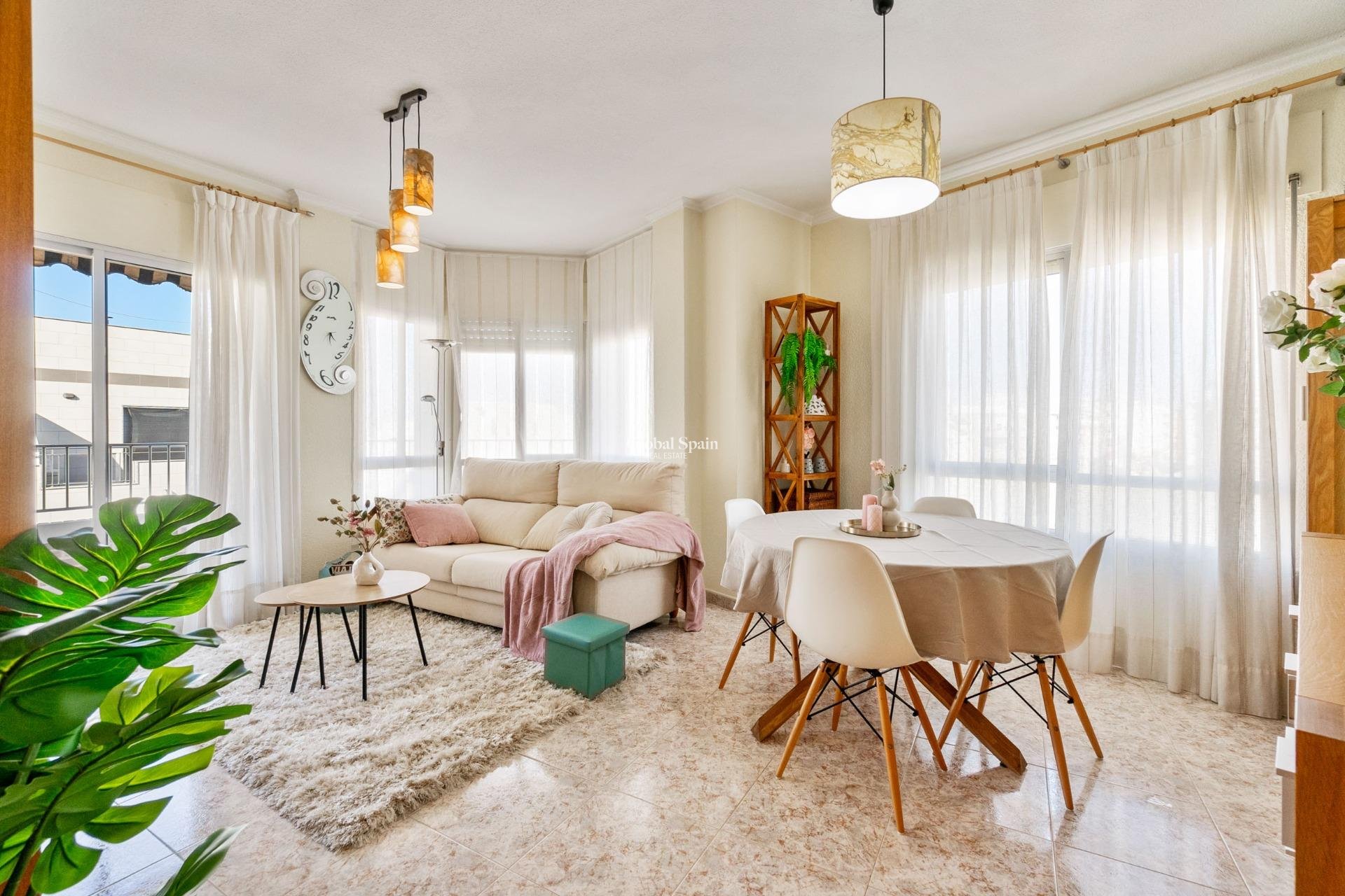 Revente - APPARTEMENT -
TORREVIEJA - Torrevieja