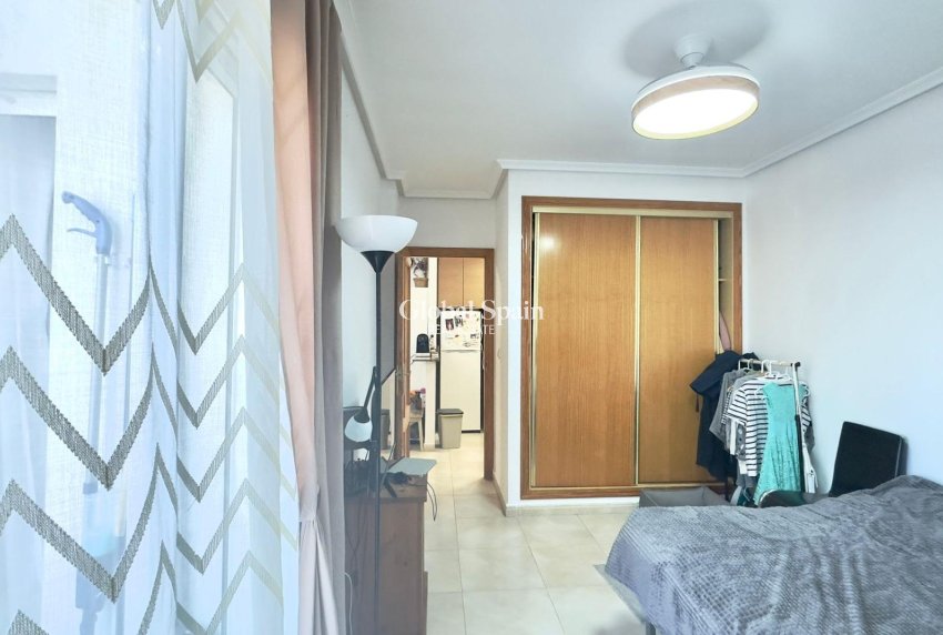 Revente - APPARTEMENT -
TORREVIEJA - Torrevieja