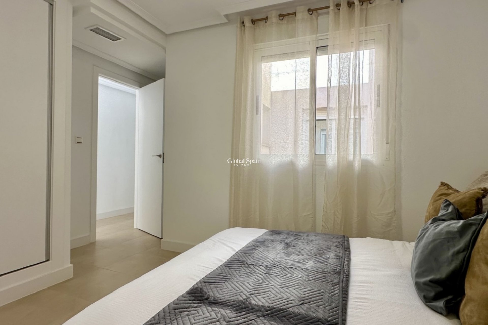 Revente - APPARTEMENT -
TORREVIEJA - Torrevieja