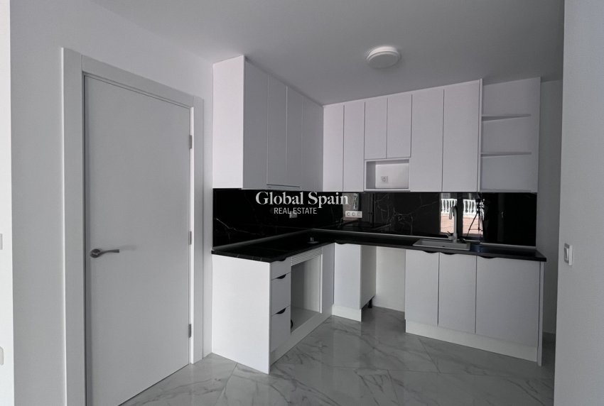 Revente - APPARTEMENT -
TORREVIEJA - Torrevieja