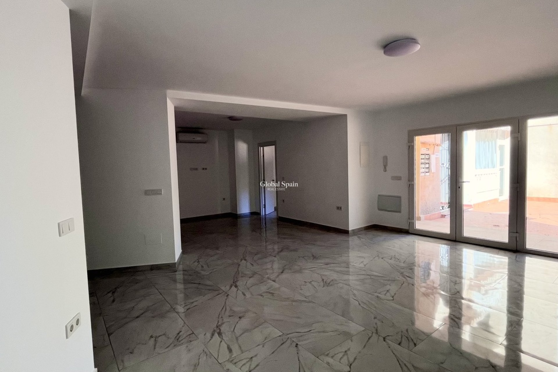 Revente - APPARTEMENT -
TORREVIEJA - Torrevieja