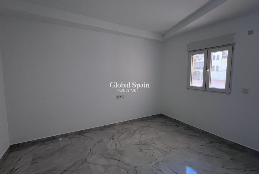 Revente - APPARTEMENT -
TORREVIEJA - Torrevieja