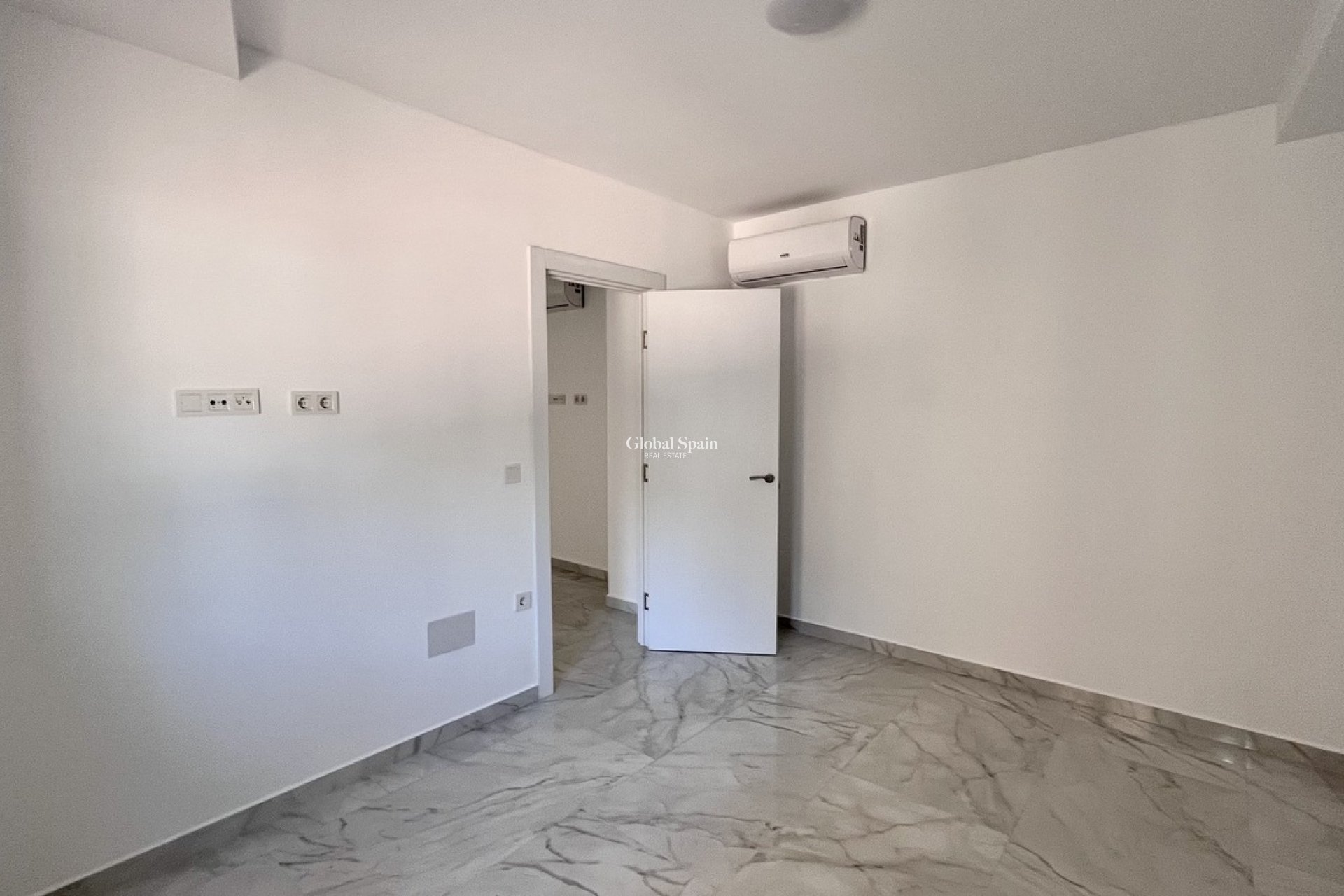 Revente - APPARTEMENT -
TORREVIEJA - Torrevieja