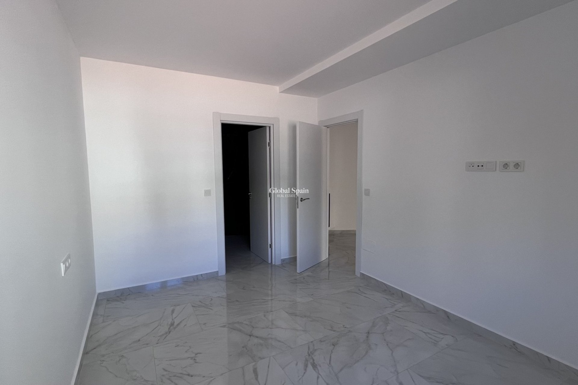 Revente - APPARTEMENT -
TORREVIEJA - Torrevieja