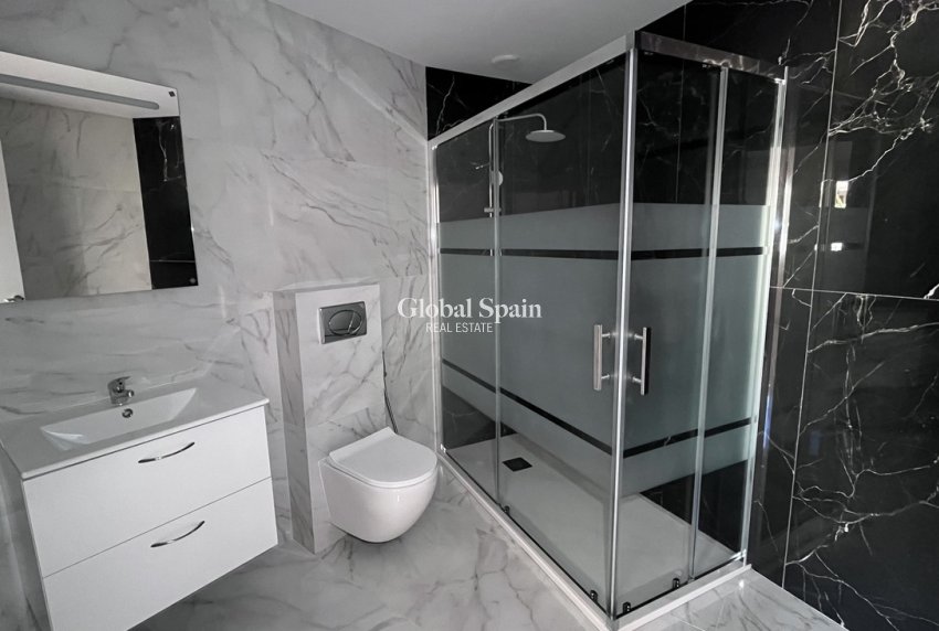 Revente - APPARTEMENT -
TORREVIEJA - Torrevieja
