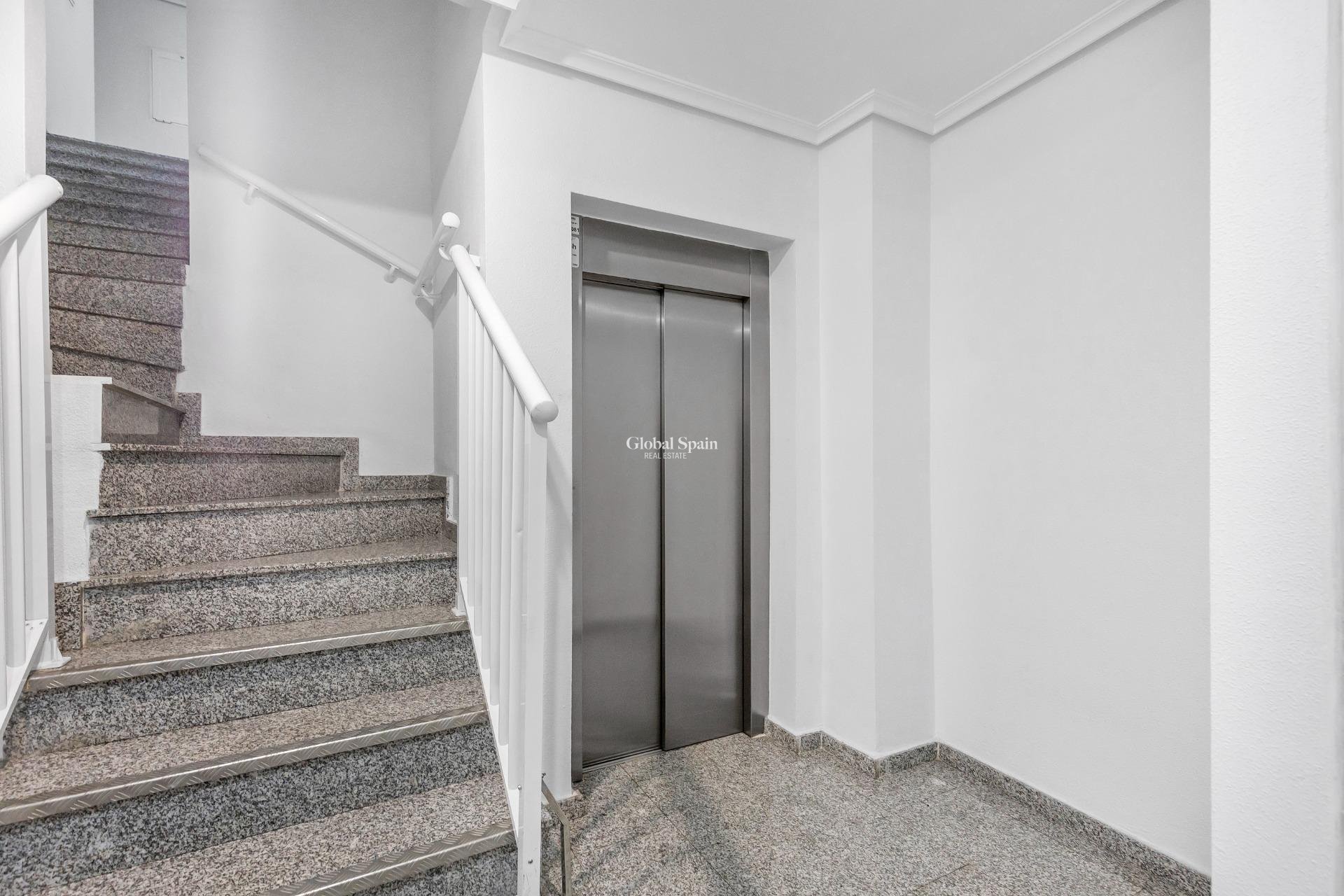 Revente - APPARTEMENT -
TORREVIEJA - torrevieja