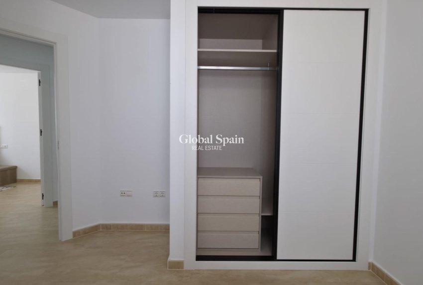 Revente - APPARTEMENT -
TORREVIEJA - Torrevieja