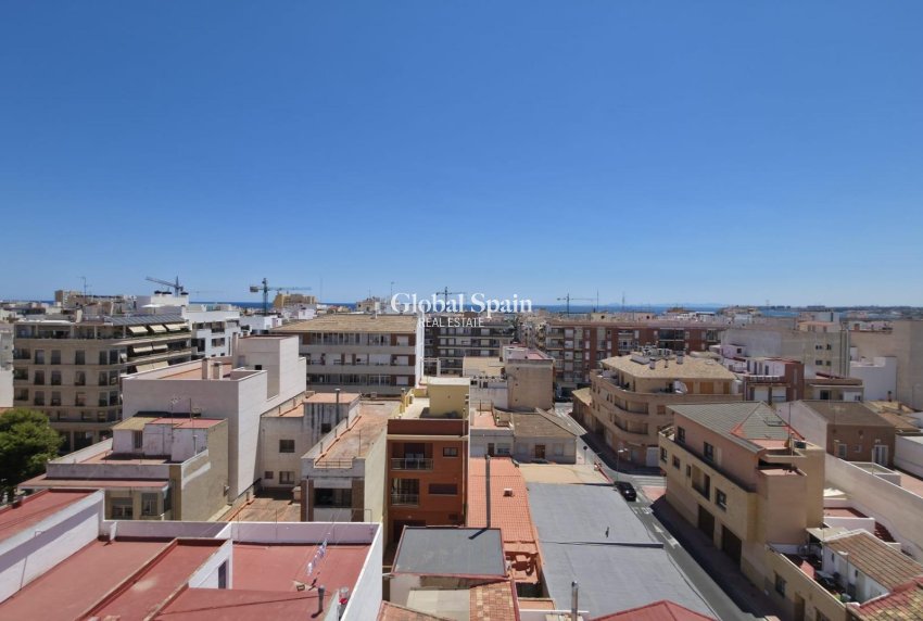 Revente - APPARTEMENT -
TORREVIEJA - Torrevieja