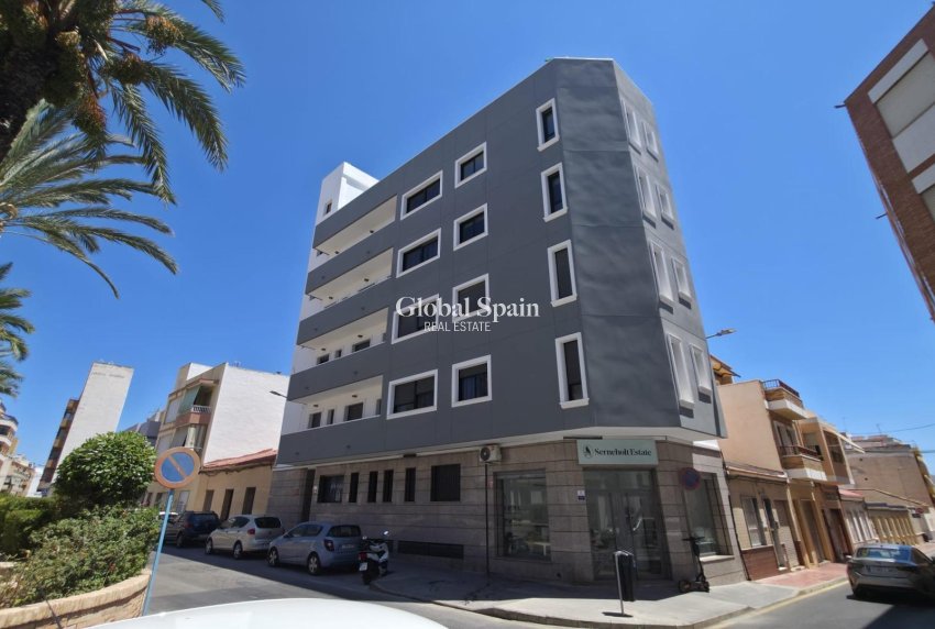 Revente - APPARTEMENT -
TORREVIEJA - Torrevieja