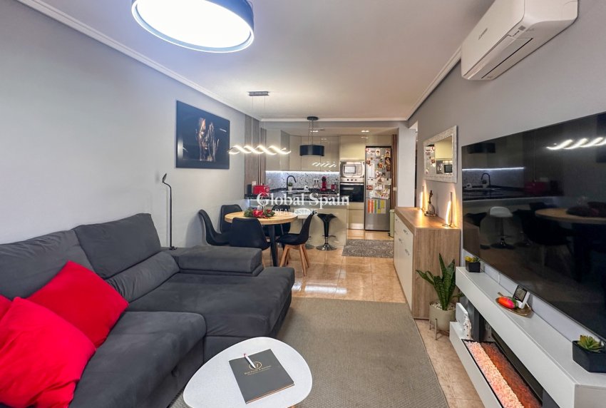 Revente - APPARTEMENT -
TORREVIEJA - Torrevieja