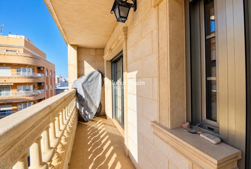 Revente - APPARTEMENT -
TORREVIEJA - torrevieja