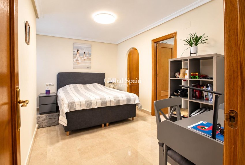 Revente - APPARTEMENT -
TORREVIEJA - torrevieja