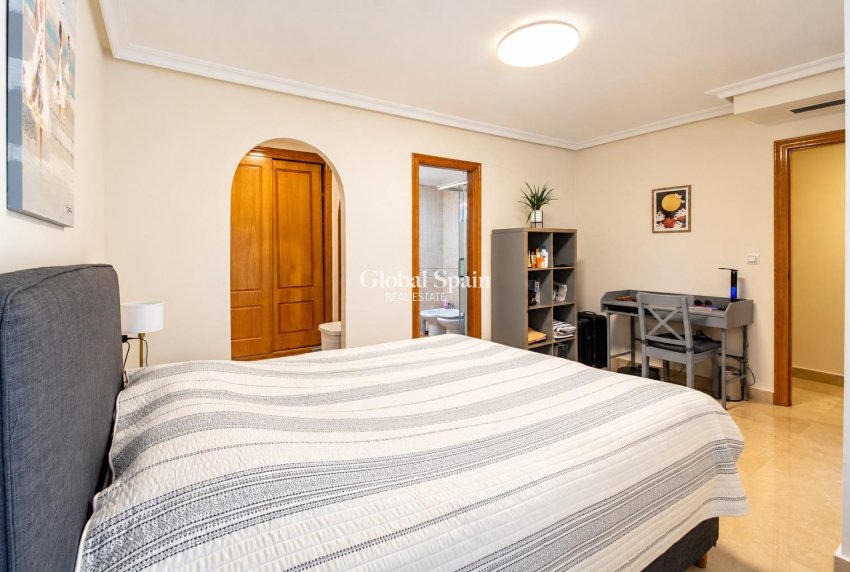 Revente - APPARTEMENT -
TORREVIEJA - torrevieja