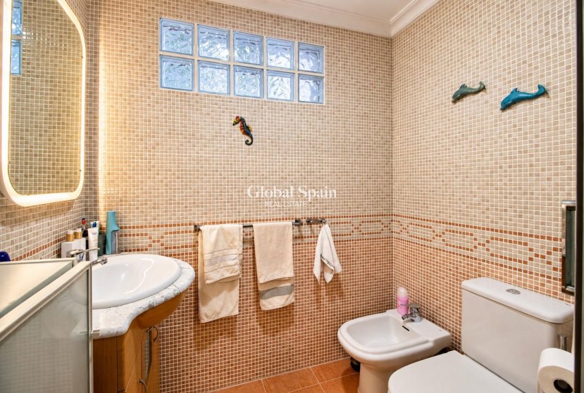 Revente - APPARTEMENT -
TORREVIEJA - torrevieja