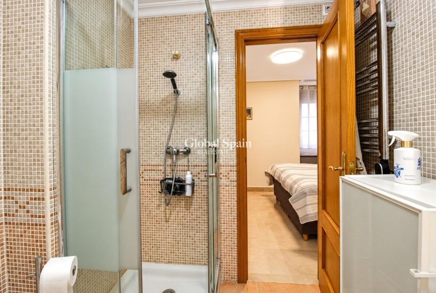 Revente - APPARTEMENT -
TORREVIEJA - torrevieja