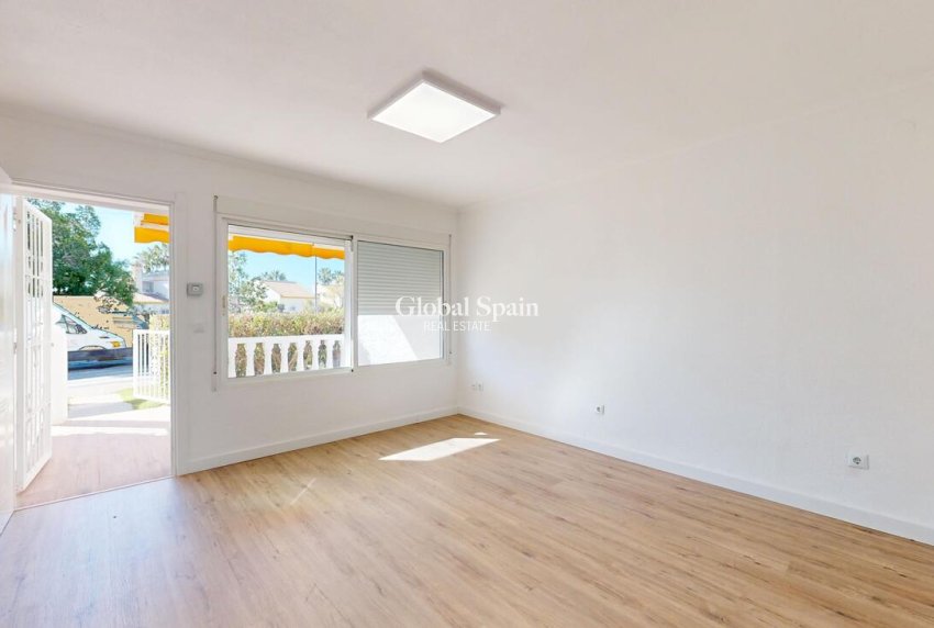 Revente - APPARTEMENT -
VILLAMARTÍN - Costa Blanca