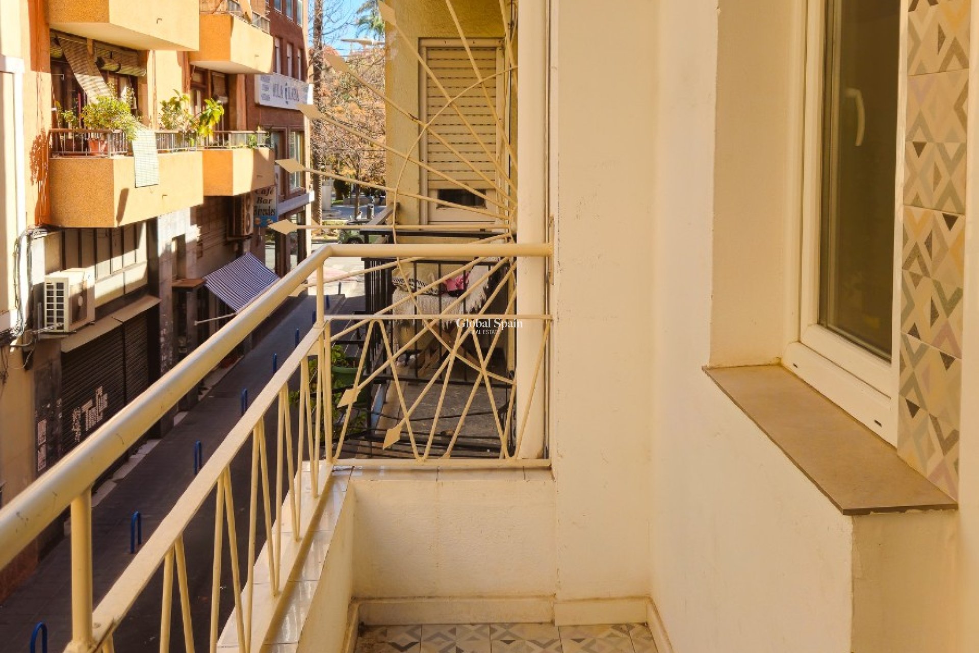 Revente - Bâtiment -
ALICANTE - Centro