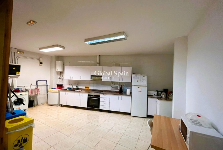 Revente - Locale -
DENIA - Center