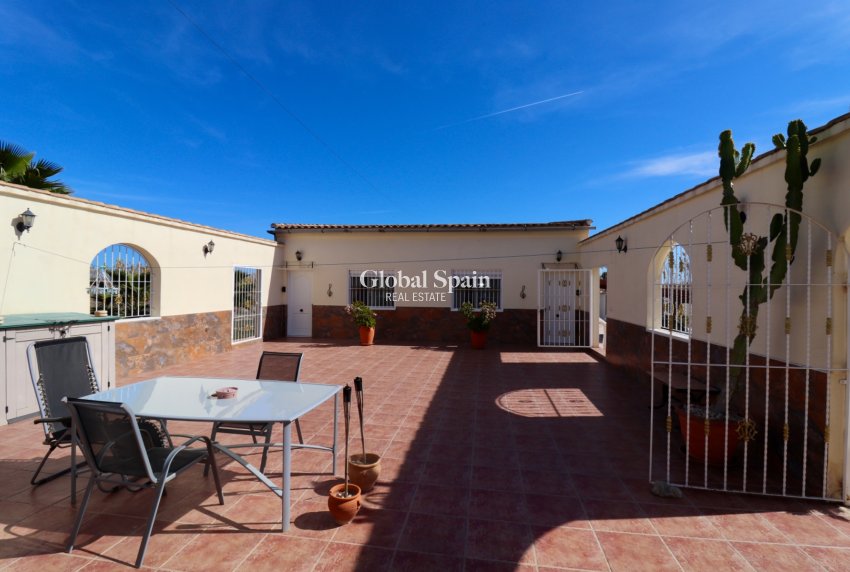 Revente - MAISON -
CATRAL - Catral