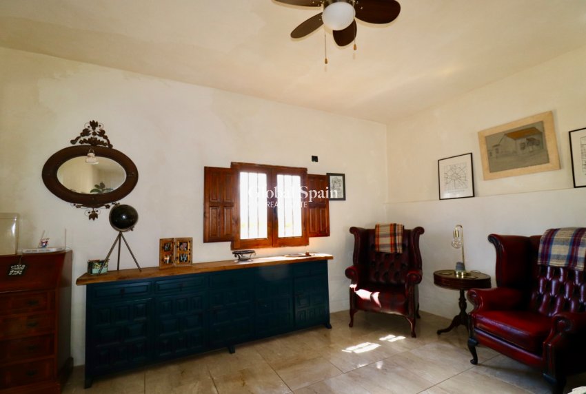 Revente - MAISON -
DOLORES