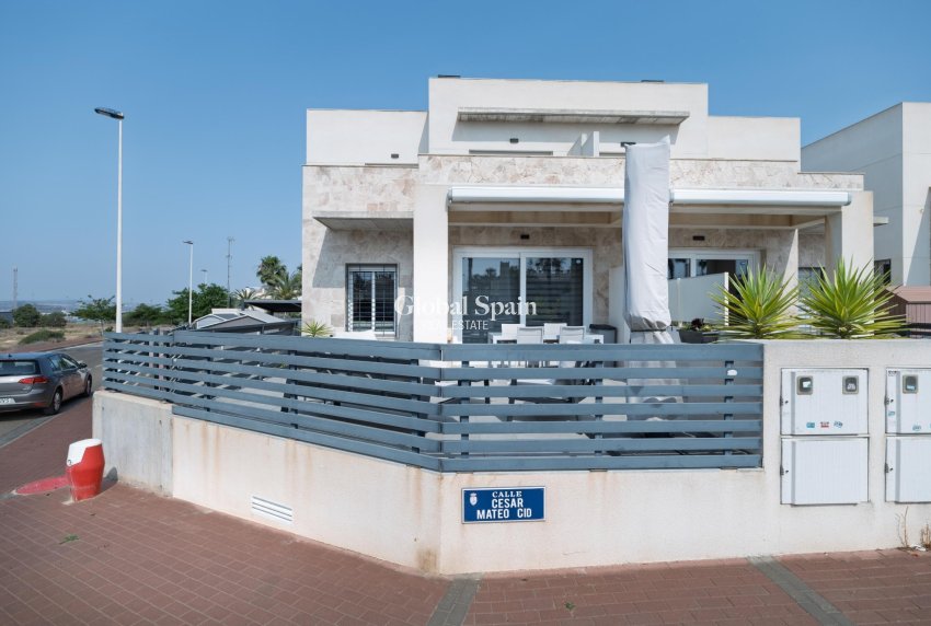 Revente - Maison Quadruple -
TORREVIEJA - Aguas Nuevas