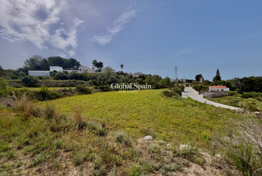 Revente - PARCELLE DE TERRAIN -
MORAIRA_TEULADA - center