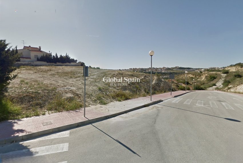 Revente - PARCELLE DE TERRAIN -
ROJALES - Inland