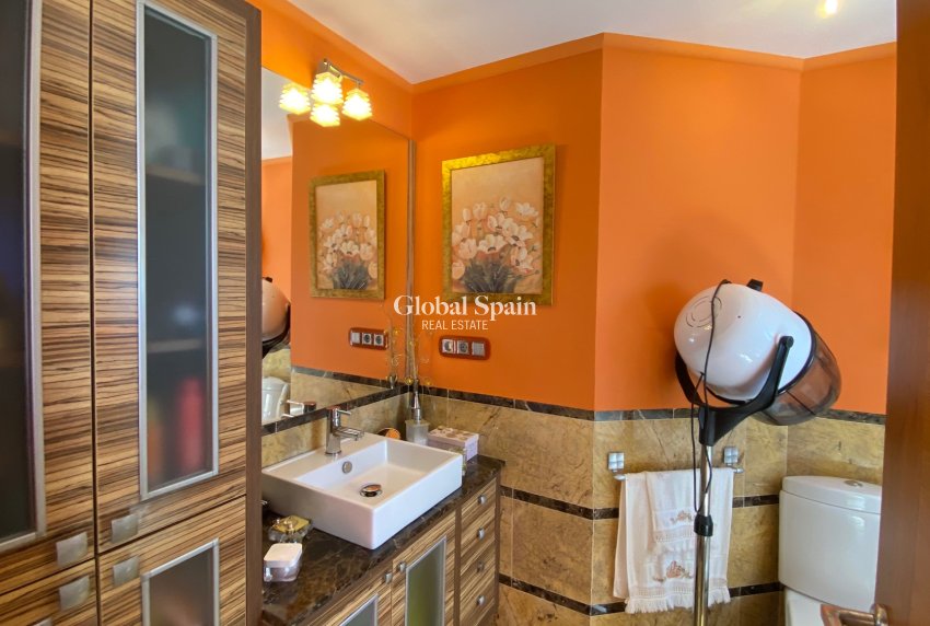 Revente - PENTHOUSE -
GUARDAMAR DEL SEGURA