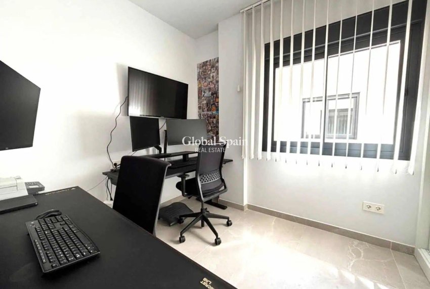Revente - PENTHOUSE -
TORREVIEJA - Las Piscinas Naturales