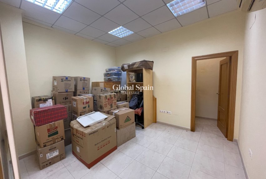 Revente - PROPRIÉTÉ COMMERCIALE -
GUARDAMAR DEL SEGURA