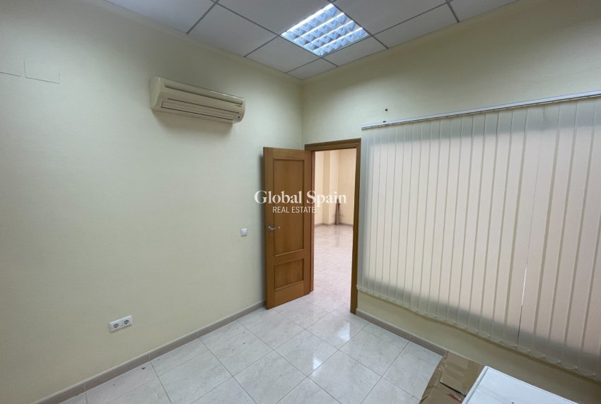 Revente - PROPRIÉTÉ COMMERCIALE -
GUARDAMAR DEL SEGURA