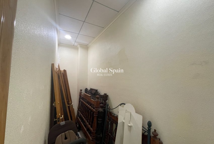 Revente - PROPRIÉTÉ COMMERCIALE -
GUARDAMAR DEL SEGURA